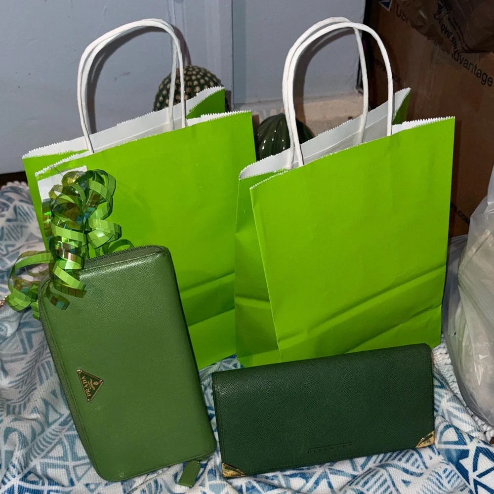 St. Patrick's Day GIVEAWAY SHOW💚🍀 ft. Mandy, Sandi, & Alicia the Purse Plug - Picture 3 of 7